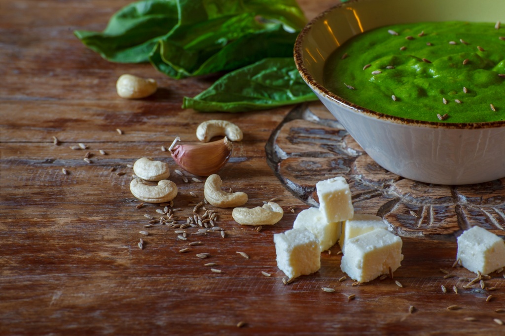 Палак панир: мягкий сыр с листьями шпината, с пастой из орехов кешью, имбирем и индийскими специями