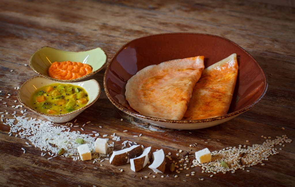 Завтрак "Керала": лепешки из рисовой муки с начинкой (паста из орехов кешью с томатами и мягким сыром. Подаются с самбаром и чатни